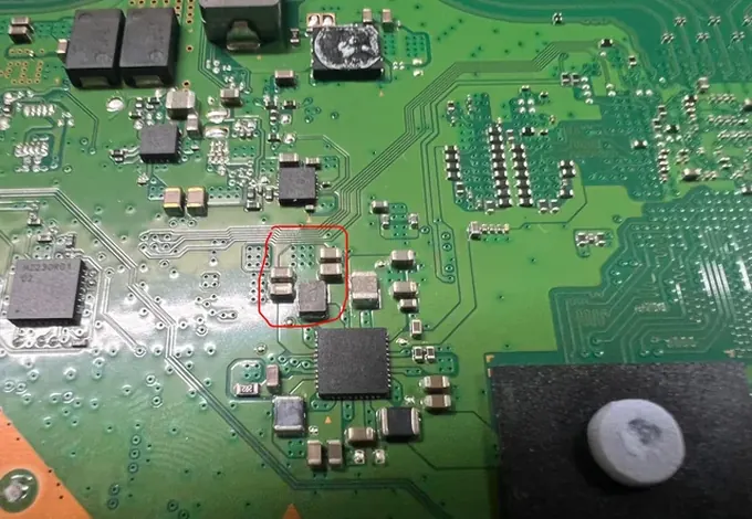Dettaglio dei componenti di una scheda madre PS5 nel laboratorio REVEO.