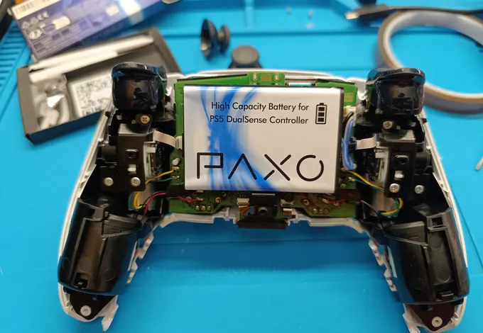 Interno di un controller DualSense durante una lavorazione REVEO.