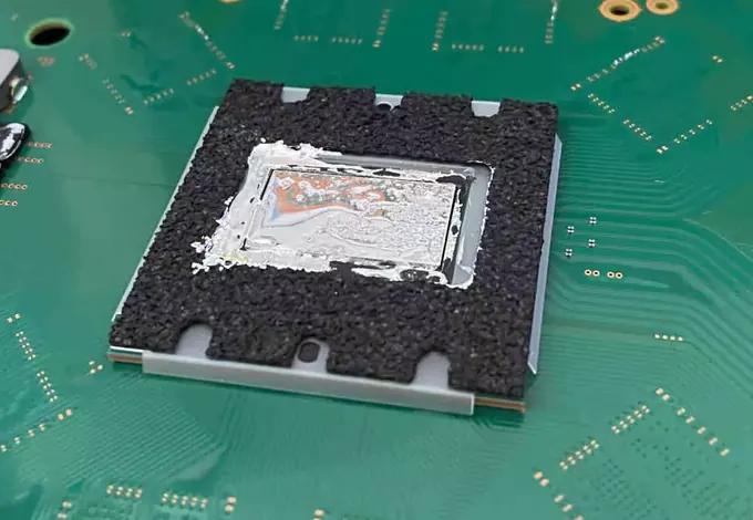Dettaglio della zona del processore di una PS5 aperta in laboratorio.