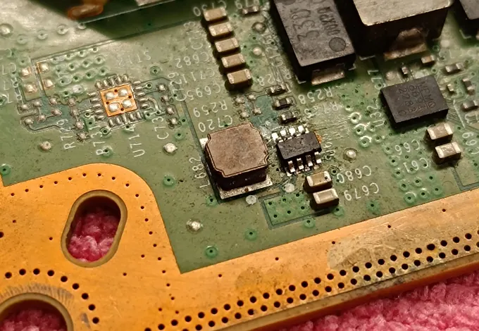 Dettaglio della scheda madre Xbox Series X durante una lavorazione REVEO.