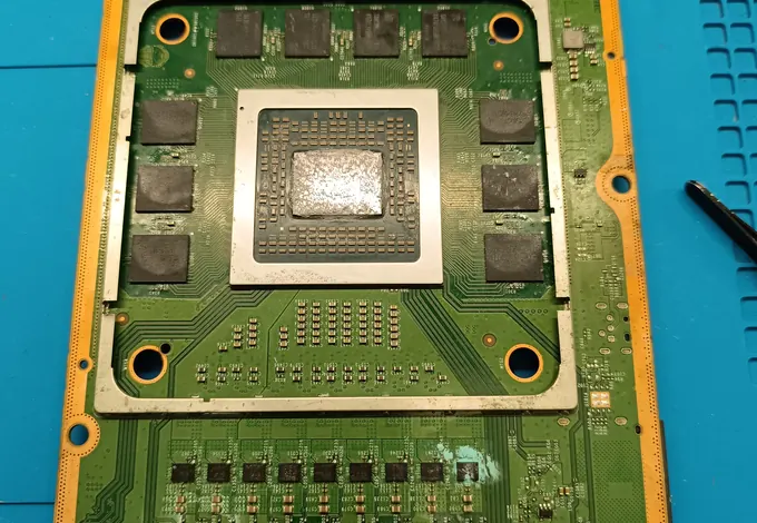 Scheda madre Xbox Series X sul banco del laboratorio REVEO.