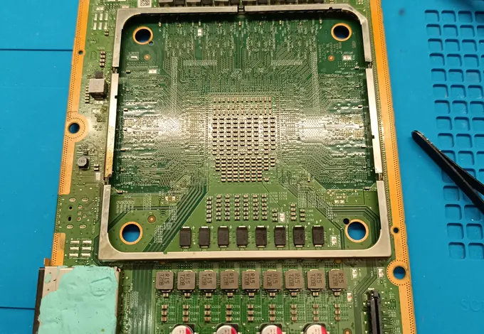 Zona del processore di una Xbox Series X aperta nel laboratorio REVEO.